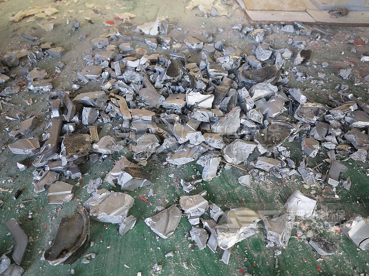 撕碎后的鋁廢料