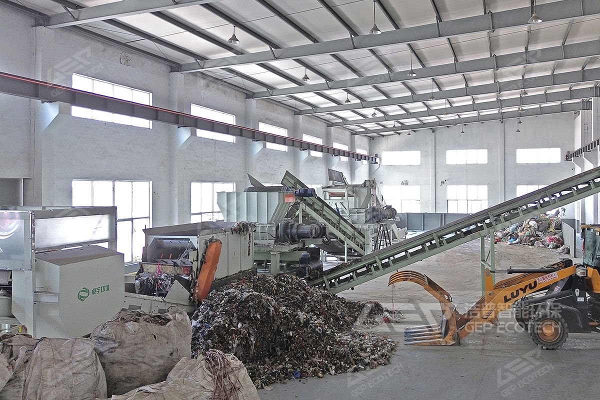 城市”建設(shè)試點(diǎn)。  2021年12月，生態(tài)環(huán)境部、國家發(fā)展和改革委員會(huì)、工業(yè)和信息化部等十七部委聯(lián)合發(fā)布《“十四五”時(shí)期“無廢城市”建設(shè)工作方案》，提出推進(jìn)100個(gè)左右地級(jí)及以上城市開展無廢城市建設(shè)，鼓勵(lì)有條件的省份全域推進(jìn)無廢城市建設(shè)。開展“無廢城市”建設(shè)試點(diǎn)是深入落實(shí)黨中央、國務(wù)院決策部署的具體行動(dòng)，是從城市整體層面深化固體廢物綜合管理改革和推動(dòng)“無廢城市”建設(shè)的有力抓手，是提升生態(tài)文明、建設(shè)美麗中國的重要舉措。  無廢城市是一種根據(jù)創(chuàng)新、協(xié)調(diào)、綠色、開放、共享的新發(fā)展理念，通過推動(dòng)形成綠色發(fā)展方式和生活方式，持續(xù)推進(jìn)固體廢物源頭減量和資源化利用，最大限度減少填埋量，將固體廢物環(huán)境影響降至最低的城市發(fā)展模式?！盁o廢城市”并不是指沒有固體廢物產(chǎn)生，也不是意味著固體廢物能完全資源化利用，而是旨在最終實(shí)現(xiàn)整個(gè)城市固體廢物產(chǎn)生量最小、資源化利用充分、處置安全的目標(biāo)，這需要我們長期的探索與實(shí)踐。  在響應(yīng)國家“無廢城市”號(hào)召的基礎(chǔ)上，潔普環(huán)保針對(duì)性的設(shè)計(jì)研發(fā)了不同類型的后端處置的模式，從而提高資源利用效率，減少資源浪費(fèi)。  生活垃圾制備RDF/SRF生產(chǎn)線 通過破碎-分選-人工分揀-成型的工藝，能夠?qū)⑸罾械目扇嘉锱c不可燃物進(jìn)行篩分，將可燃物制備成高熱值的RDF/SRF，具體處置工藝為：生活垃圾先進(jìn)入到破袋機(jī)中，通過破袋機(jī)將生活垃圾中進(jìn)行初步的撕扯、破碎，破碎后的物料進(jìn)入到滾筒篩中，通過滾筒篩對(duì)物料進(jìn)行篩分，將物料中的廚余垃圾、渣土石塊等進(jìn)行分離，剩余物料進(jìn)入到人工分揀平臺(tái)中，通過人工分揀的形式將其中的可回收物進(jìn)行統(tǒng)一回收，其余物料進(jìn)入到風(fēng)選機(jī)中，通過風(fēng)選設(shè)備將物料中的重物質(zhì)（瓷片、燈管、玻璃等）進(jìn)行分離，剩余輕物質(zhì)可燃物進(jìn)入到細(xì)破碎機(jī)中，通過細(xì)破碎機(jī)將物料進(jìn)行二次破碎，從而獲得純凈的SRF替代燃料。  生活垃圾制備RDF/SRF生產(chǎn)線  一般工業(yè)固廢制備RDF/SRF生產(chǎn)線