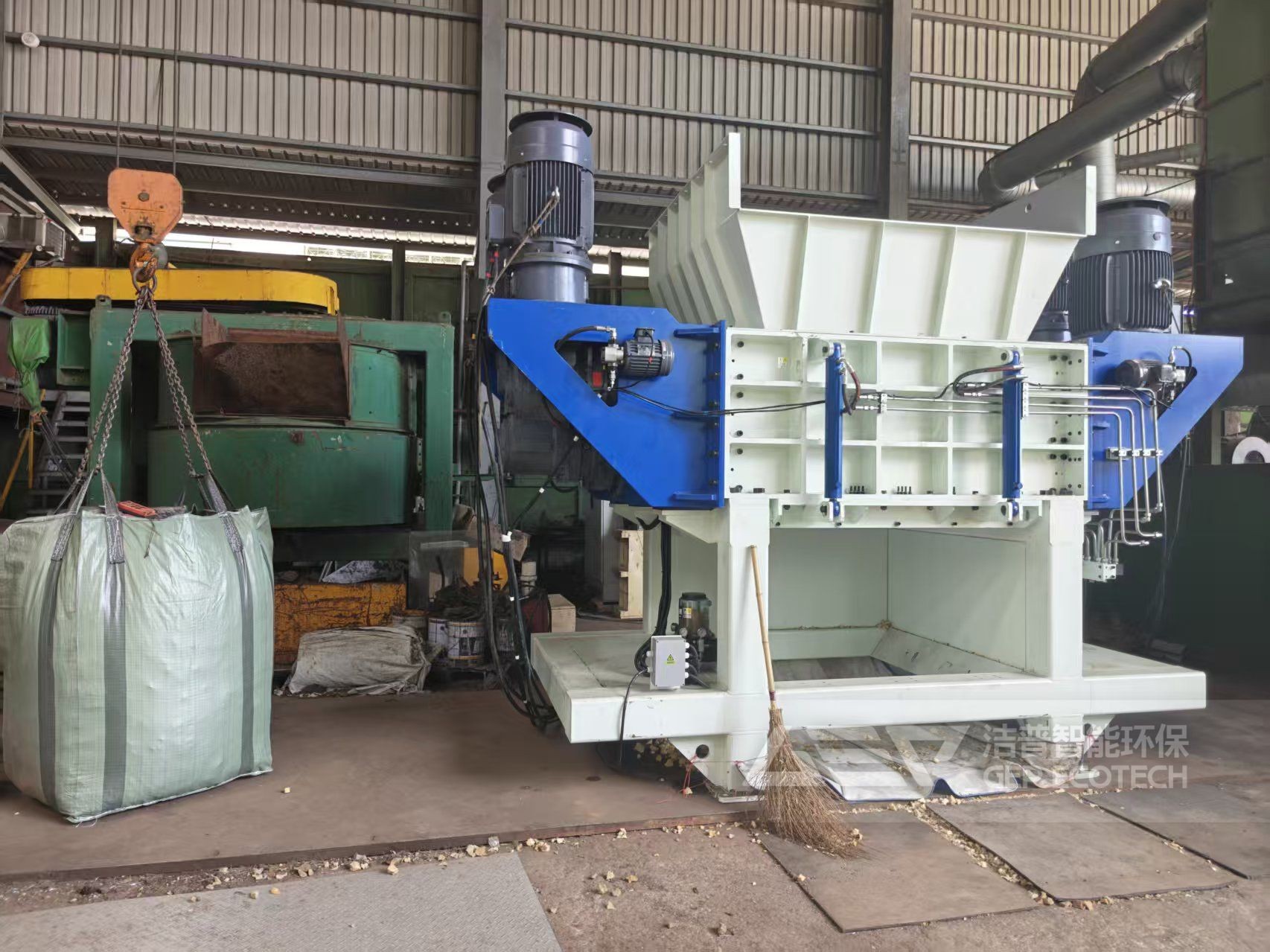 四軸撕碎機(jī)處理汽車(chē)配件現(xiàn)場(chǎng)