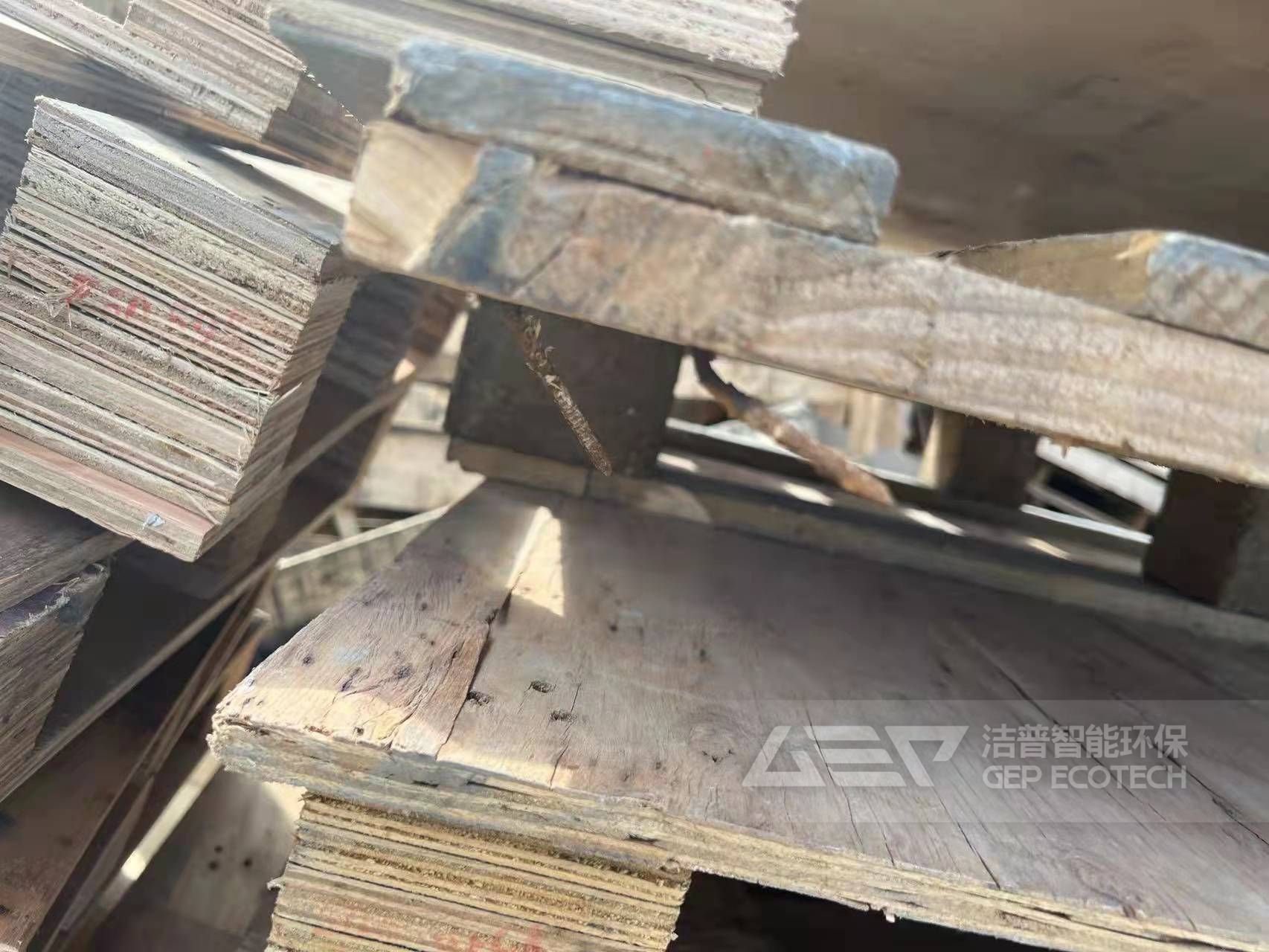 帶釘子廢建筑模板